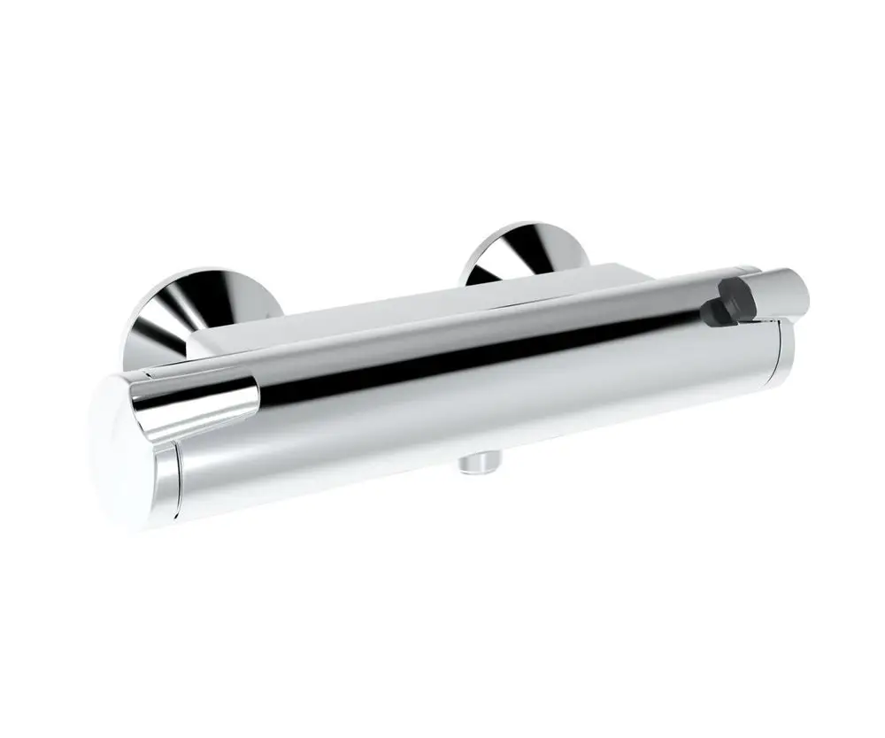 Chromene Brausebatterie von HANSA mit runder Form und zwei Bedienknöpfen zur Temperatur- und Wassermengenregelung, montiert an der Wand.